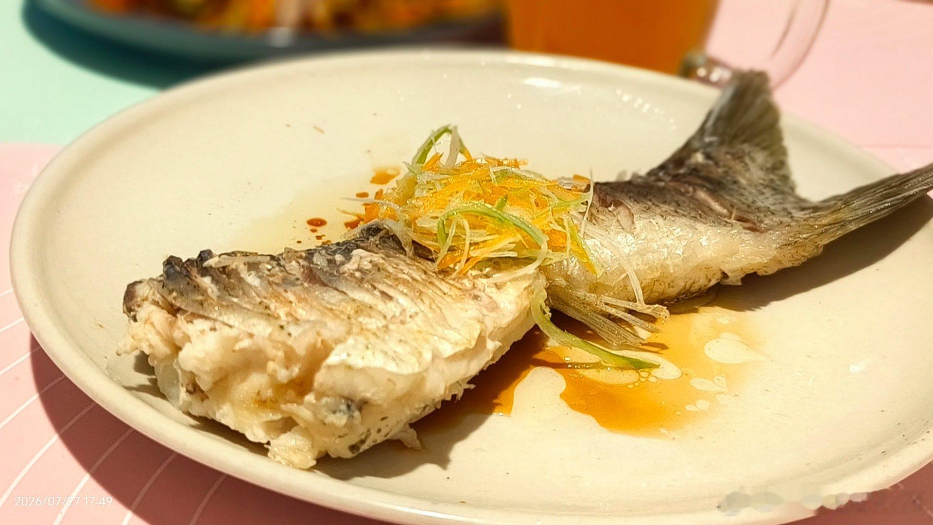 今日晚餐 買了一條超級大的鰱魚，分三段慢慢吃。 