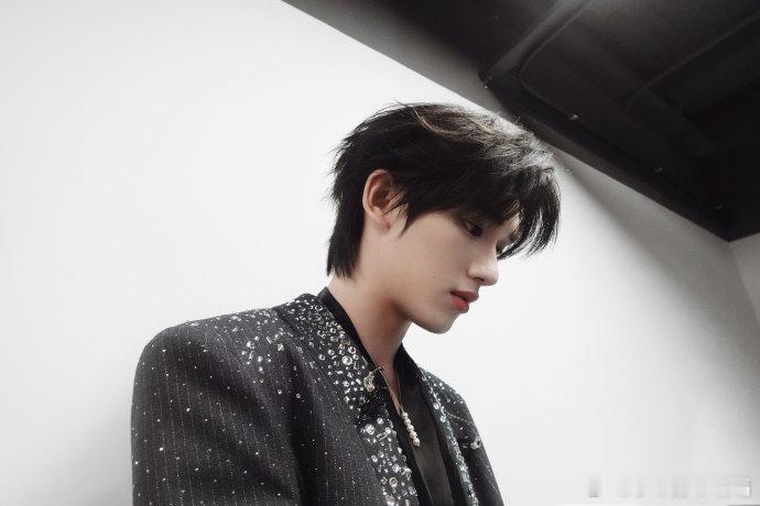 丁程鑫的脑和嘴是分家的嘞，哈哈哈。脑是脑嘴是嘴，脑子跟不上嘴的速度。这个丁程鑫太