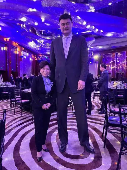 当“乒乓女皇”遇见“移动长城”：邓亚萍姚明同框，这身高差太治愈了！

11月26