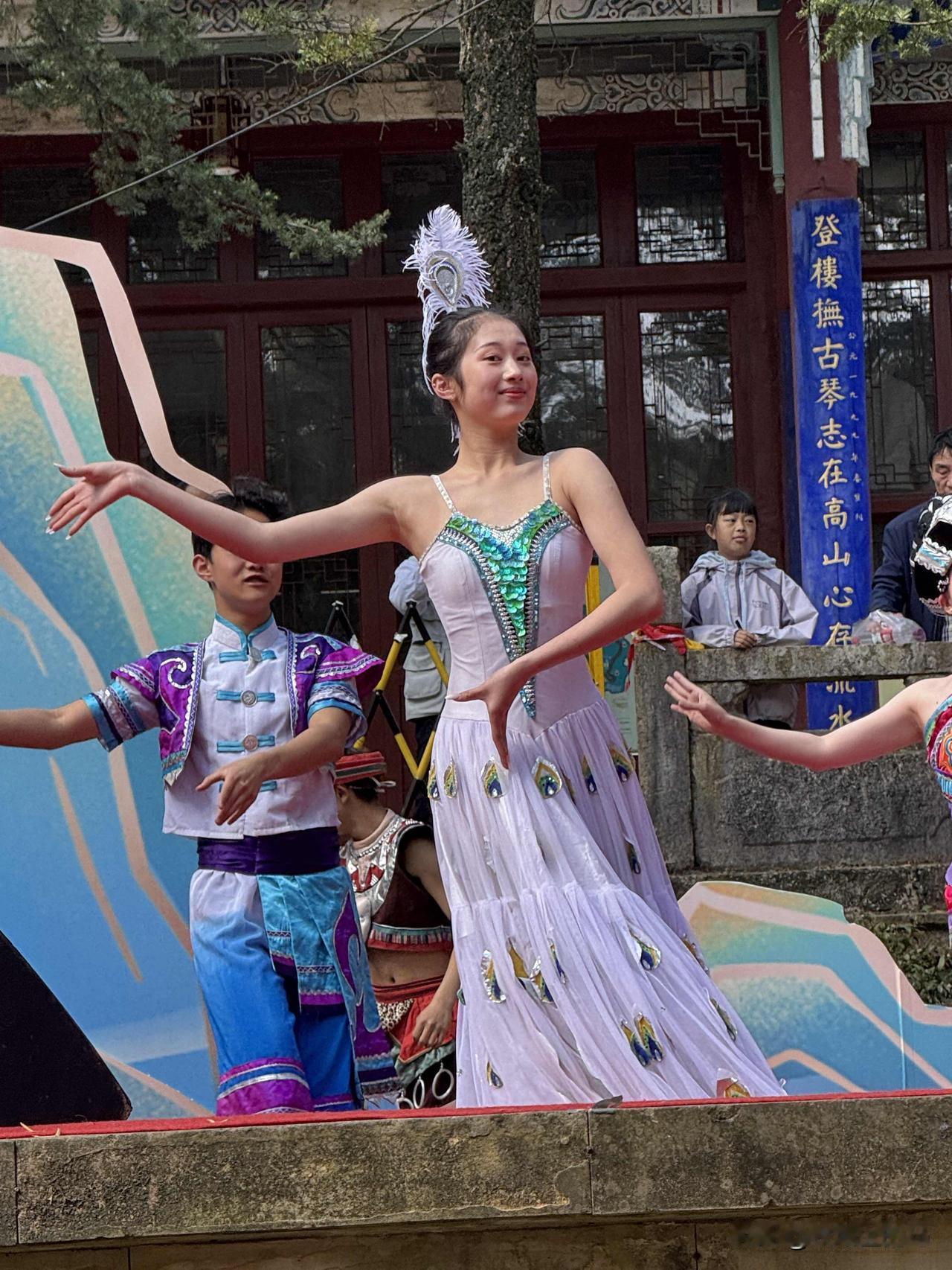 金殿庙上的演员们。（加另一幅）