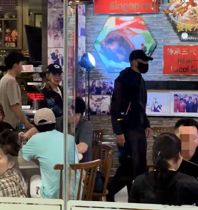 刘嘉玲携爱侄与周润发共聚，三人共享新加坡美食。镜头下，刘嘉玲素颜出镜，状态绝佳，