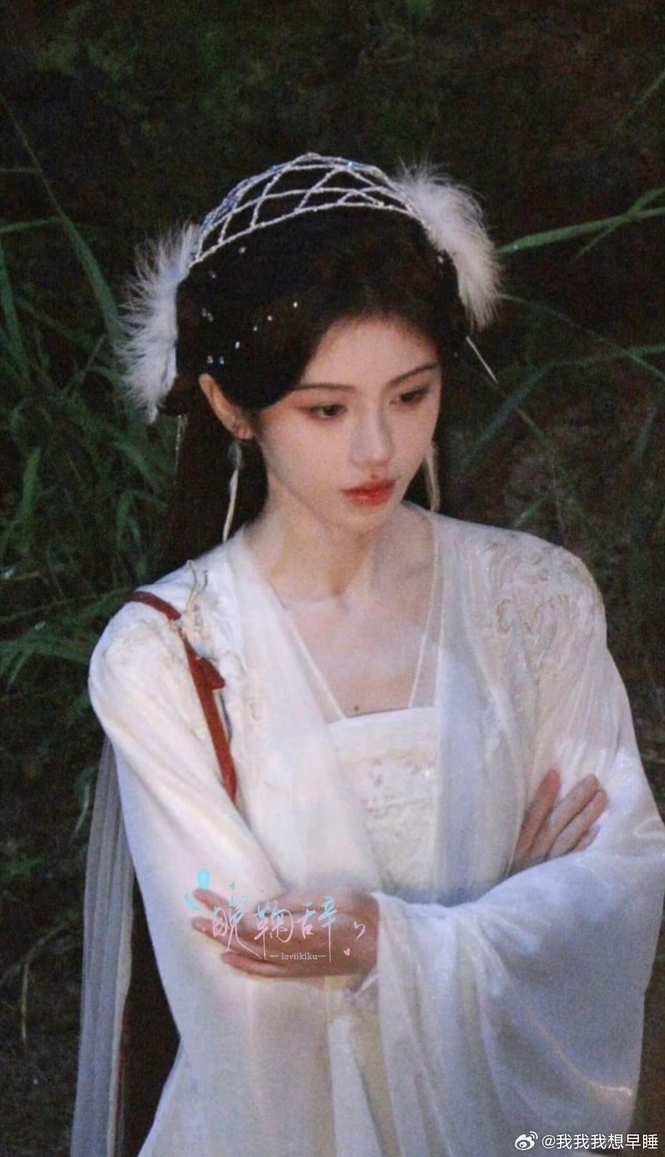 鞠婧祎这个妆造让我想起来小时候看的阿sa的紫兰仙子，也是头上白白的羽毛 