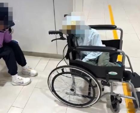 澳门飞上海航班现排泄物污染看完新闻全程生理不适，飞机上的其他乘客招谁惹谁了？ 
