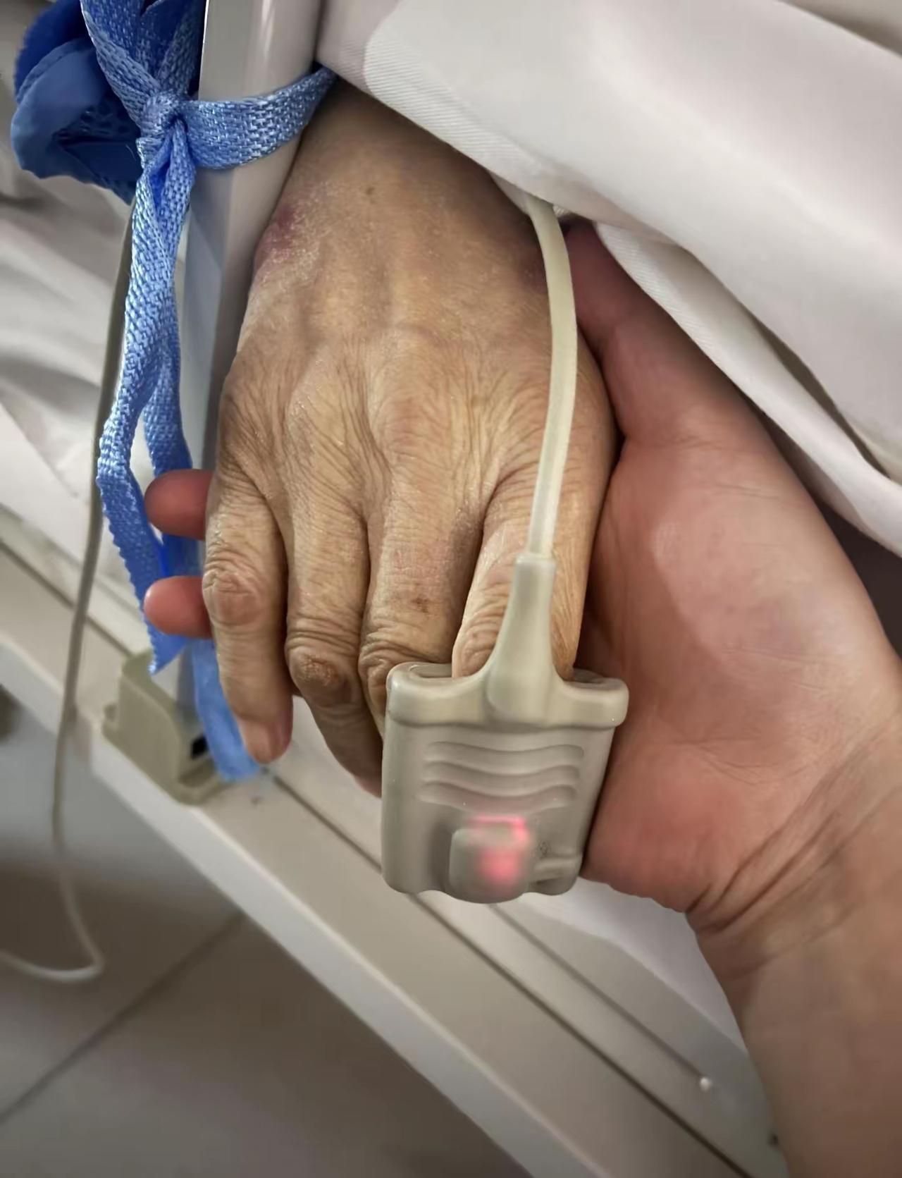 妈妈，再见了。
今天上午，妈妈被火化了。
从5号摔倒入院，强留到21号，脑出血1