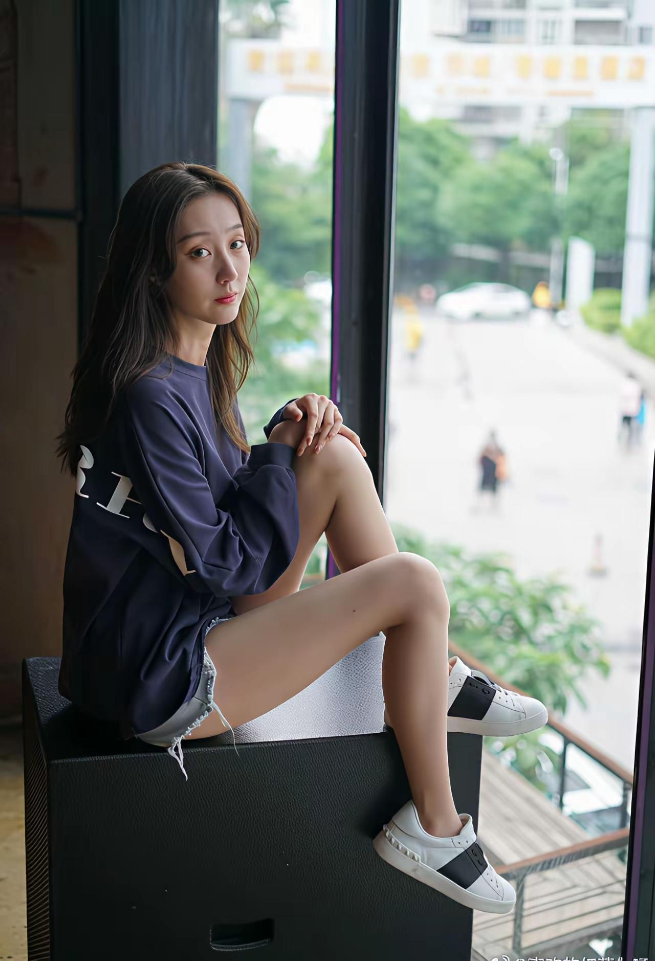 都市少女，窗边静坐，享受悠闲时光。温柔可爱的女生你喜欢吗? 女人如何穿着显的有气