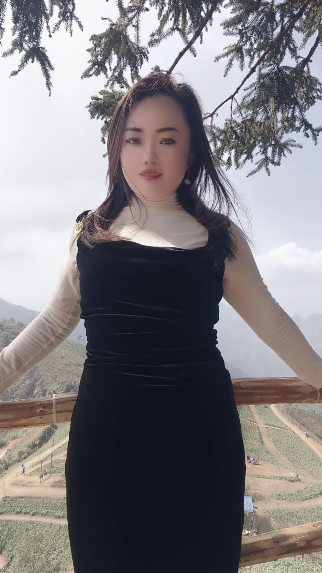 “幸福没有公式，知足便是恩赐，如果快乐太难，那平安就好。”