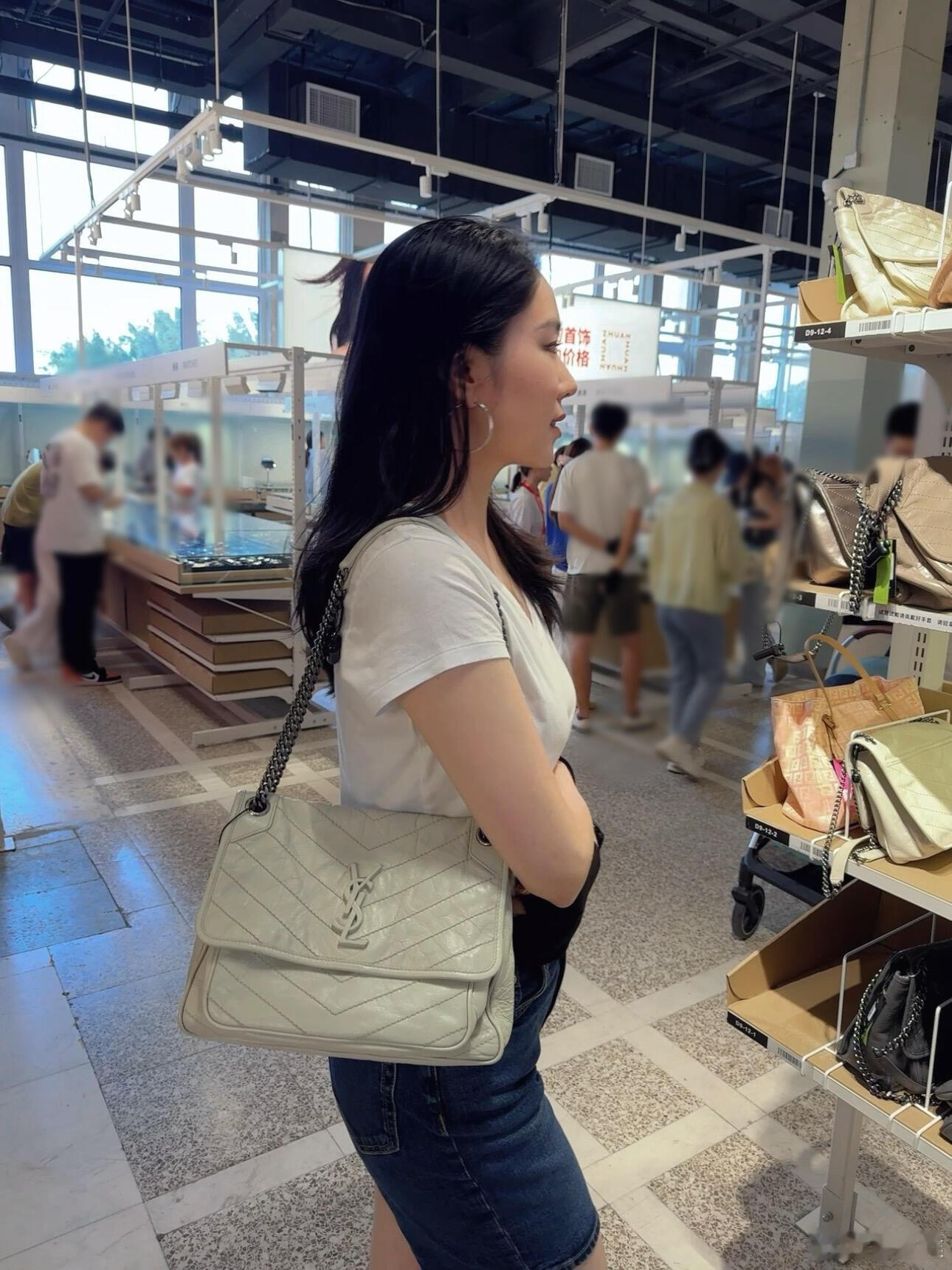 今日份不知什么色系OOTD[超话]今日穿搭(ootd) ​​​