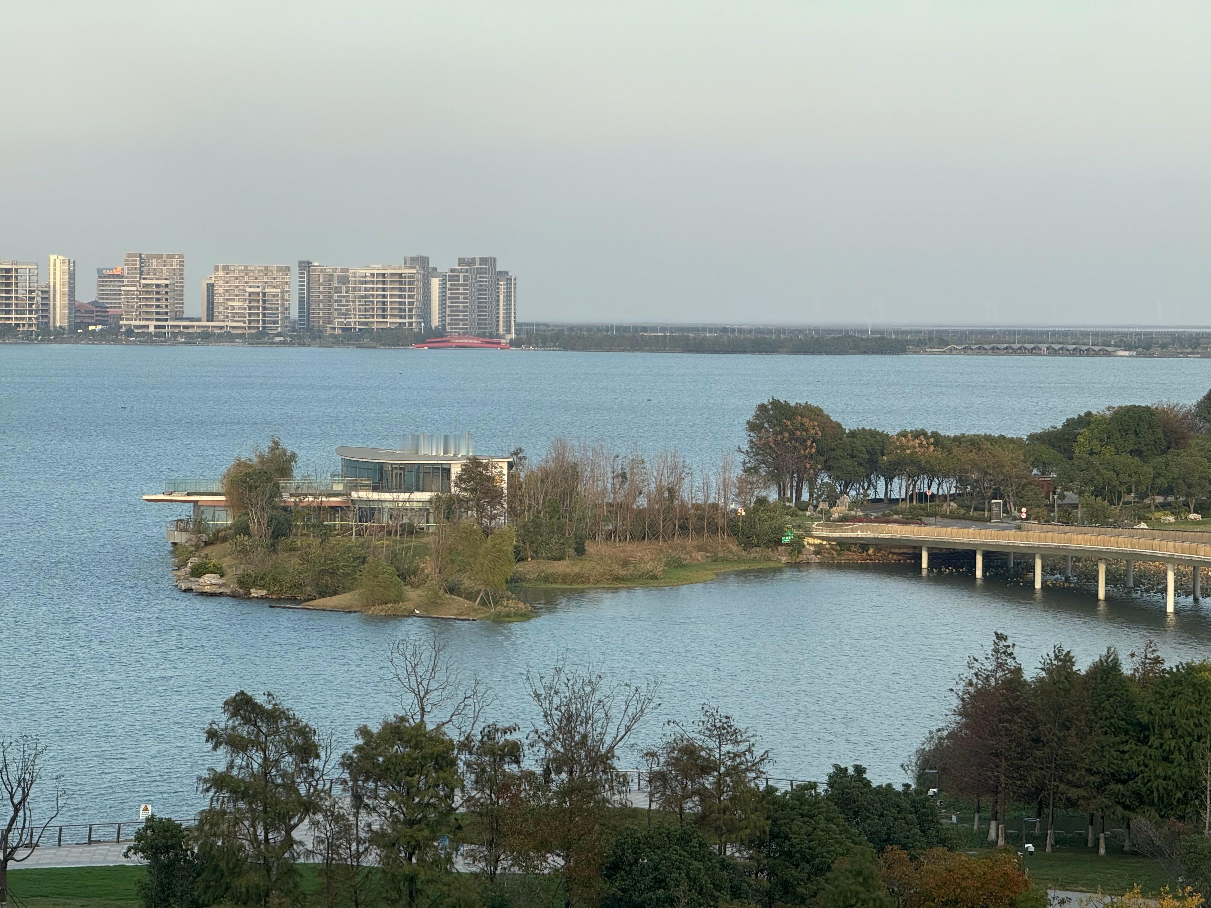 终于点亮了传说中的滴滴湖，据说是遛弯儿骑行拍照打卡很chill的地方。可惜上海太