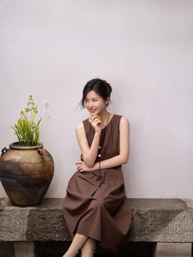 杨子姗南京秦淮河大片杨子姗南京老门东雨中漫步一河秦淮流水，一巷雨落门东。工作间隙