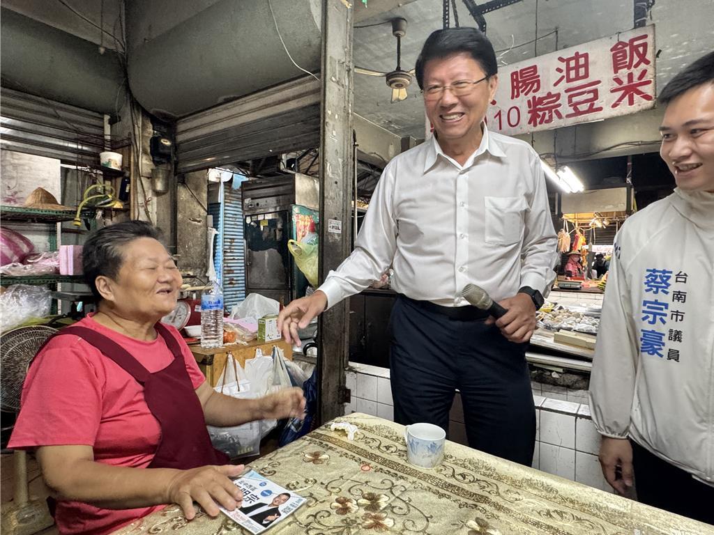 国民党台南市长参选人谢龙介10月6日正式启动市场扫街拜票行程，首站就来到台南在地