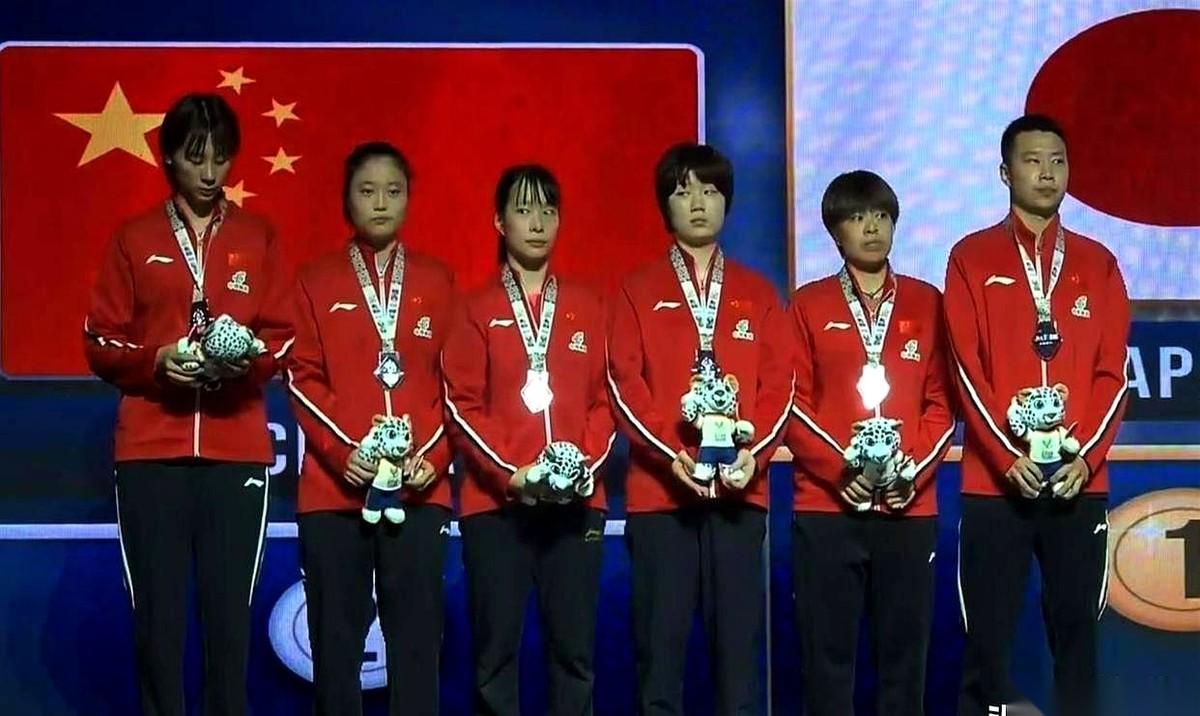 团体决赛这么重的分量，年轻队员陈熠头一回挑起一单的大梁，结果两场全没咬下来，先后