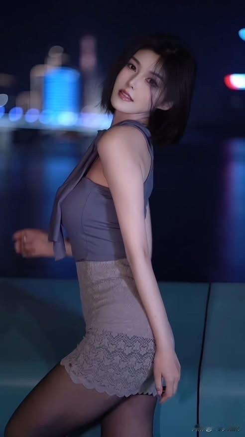 都市夜景下的迷人女神，时尚穿搭尽显优雅气质！半身裙怎么穿更好看?