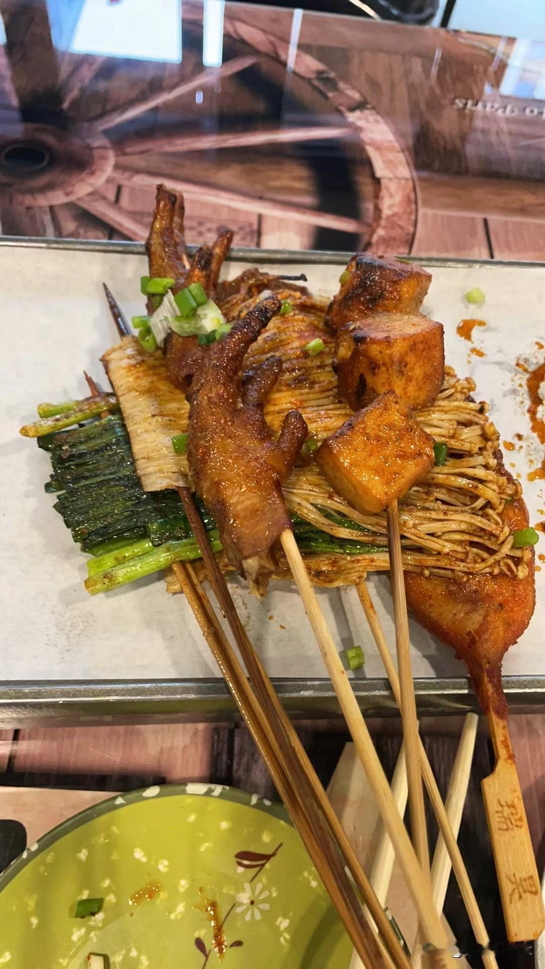 大家看看安不安逸
新鲜烧烤来了
看着是不是就觉得很好吃呢
不知道你们喜欢吃什么，