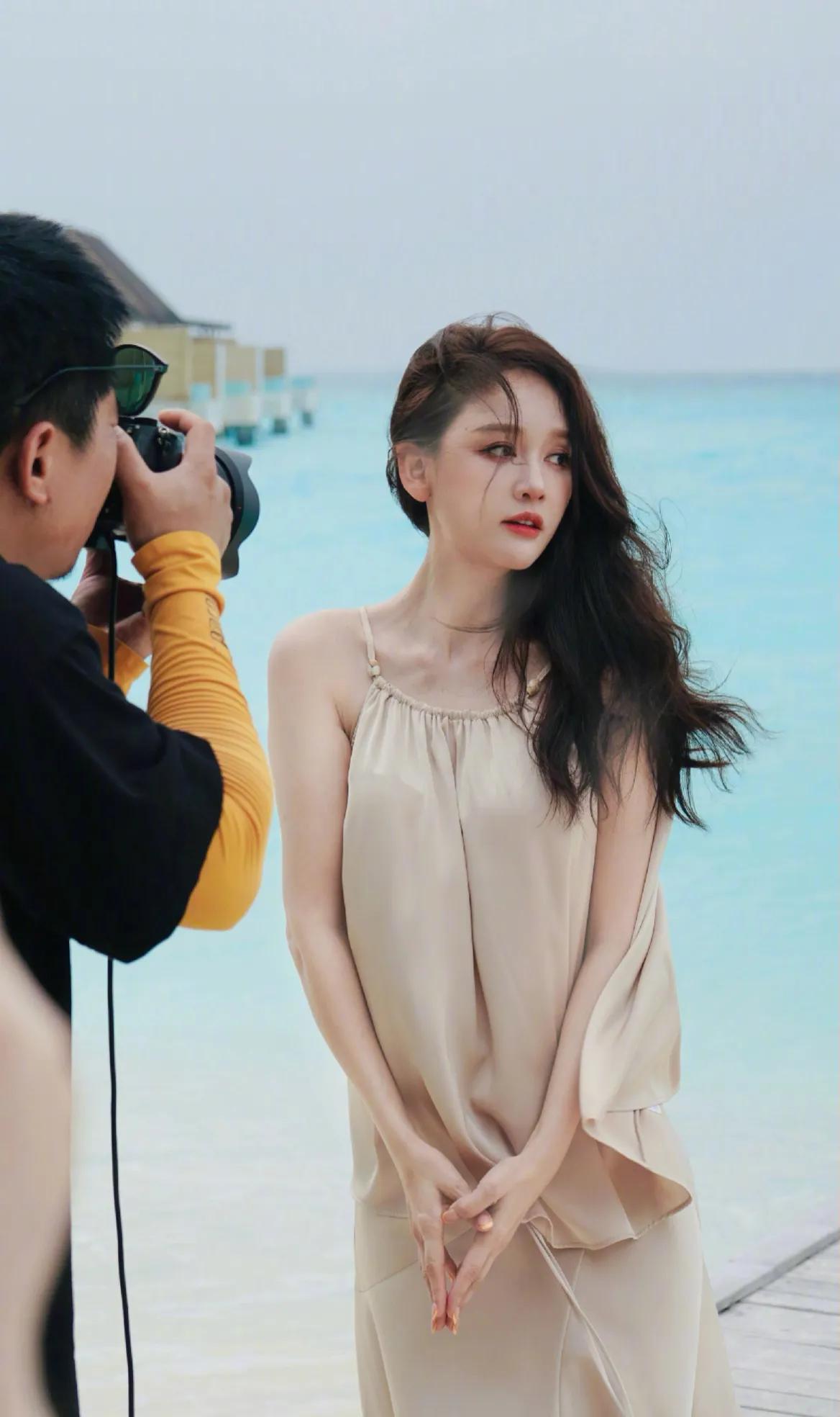 陈乔恩来到马尔代夫工作，景美人也美！嫁给爱情的女人满脸的幸福。四十几岁保养得真不