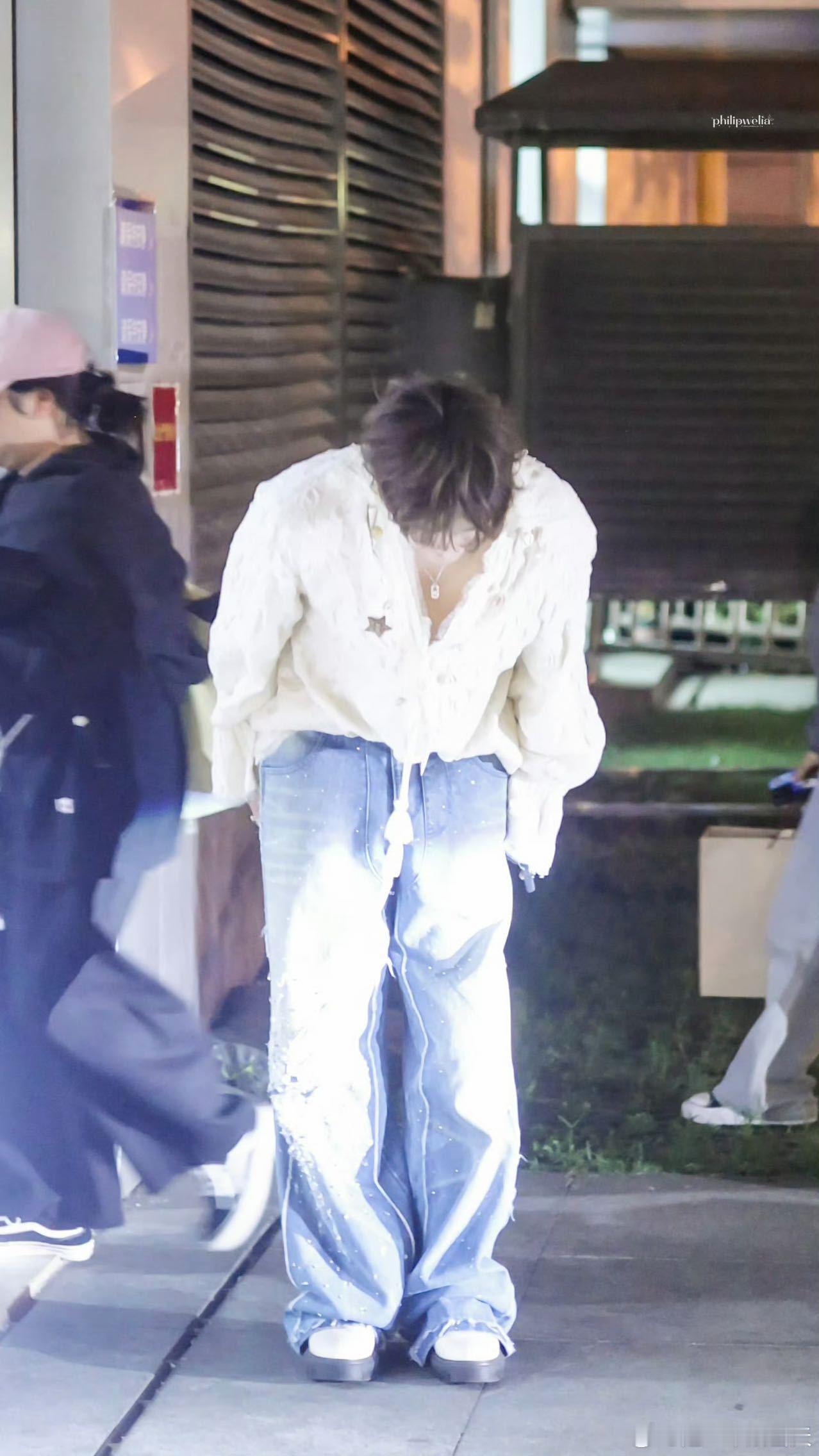 张远下班40秒鞠了10个躬张远淘汰后安慰粉丝赛事止步之后，张远的举止依旧谦和，短