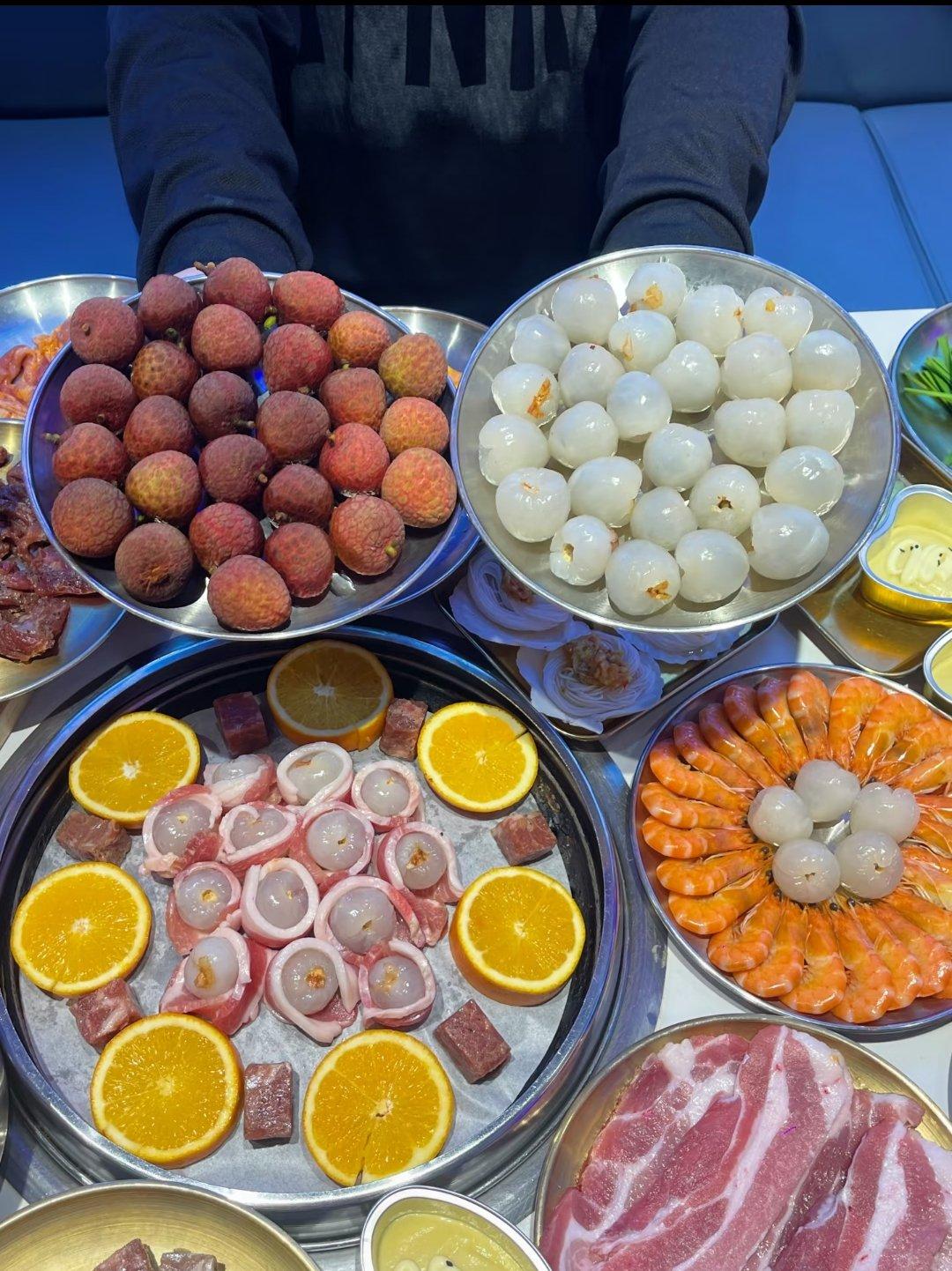 这是什么吃法，荔枝烤肉卷吗？