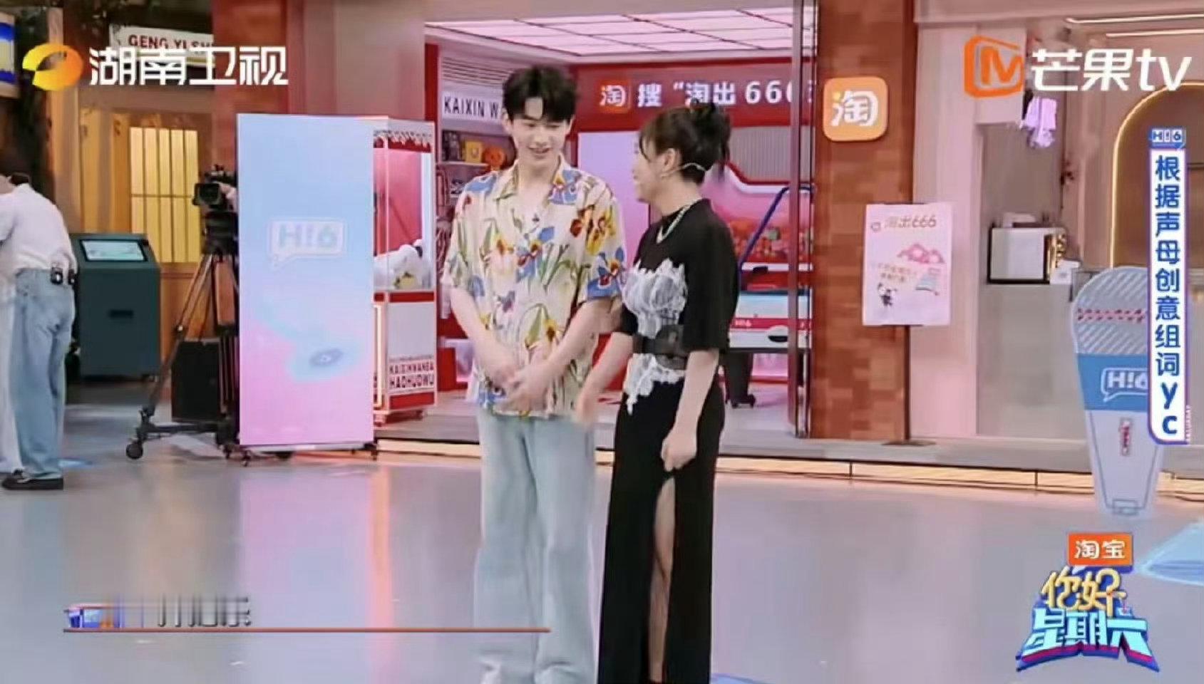 辛云来李雪琴站那苦笑就是高分答案你好星期六 创意“y、c”环节里，辛云来和李雪琴