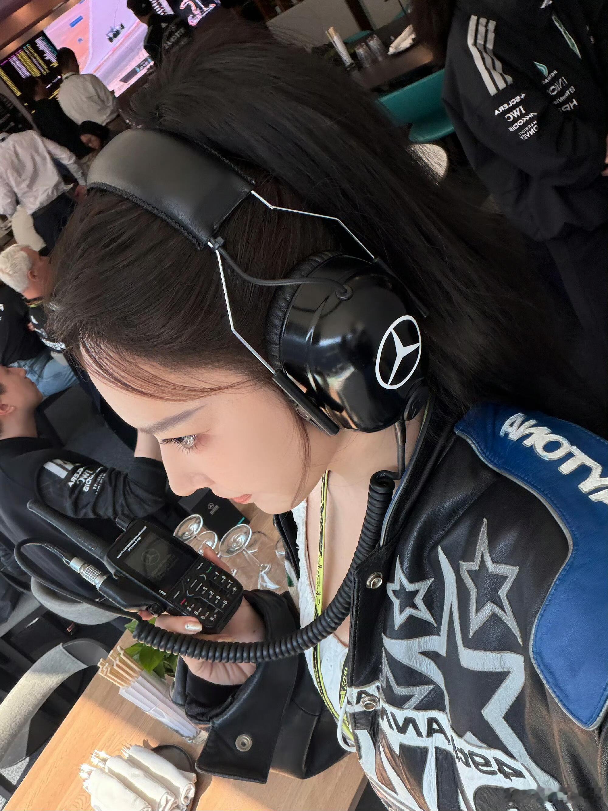 在F1现场的超酷程潇，赛车服太美了！ 