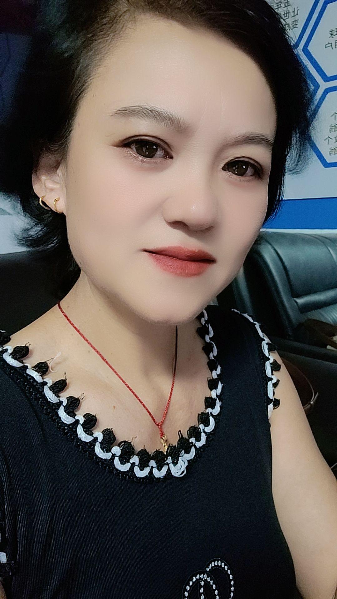 友友们，晚安！我不完美但我真实 余生做自己的女王 除了坚强别无选择 活成自己喜欢