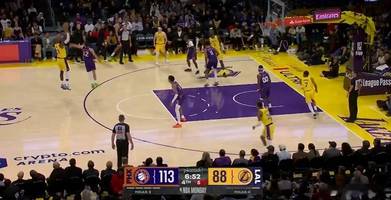 詹姆斯一复出，湖人进入垃圾时间，刷这个3分的意义是什么？湖人vs太阳