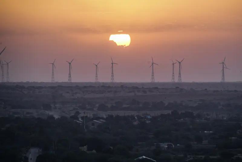 印度能源供应多元化前景有挑战也有机遇。
从机遇看，印度可再生能源潜力巨大。其太阳