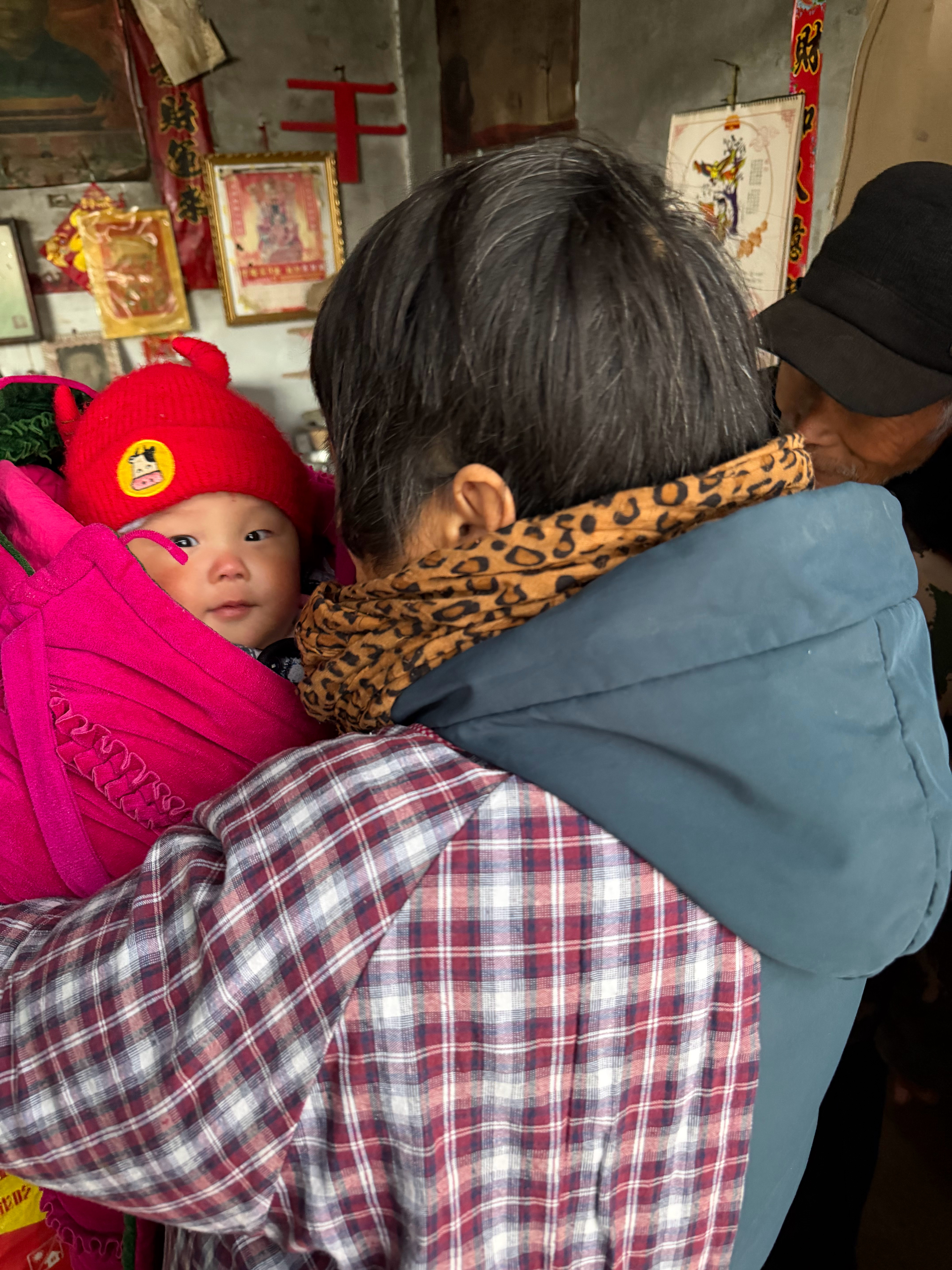 科学的尽头是玄学，儿子昨晚哭的厉害，妈妈说他吓着了，今天抱着他去村里一个信主（基