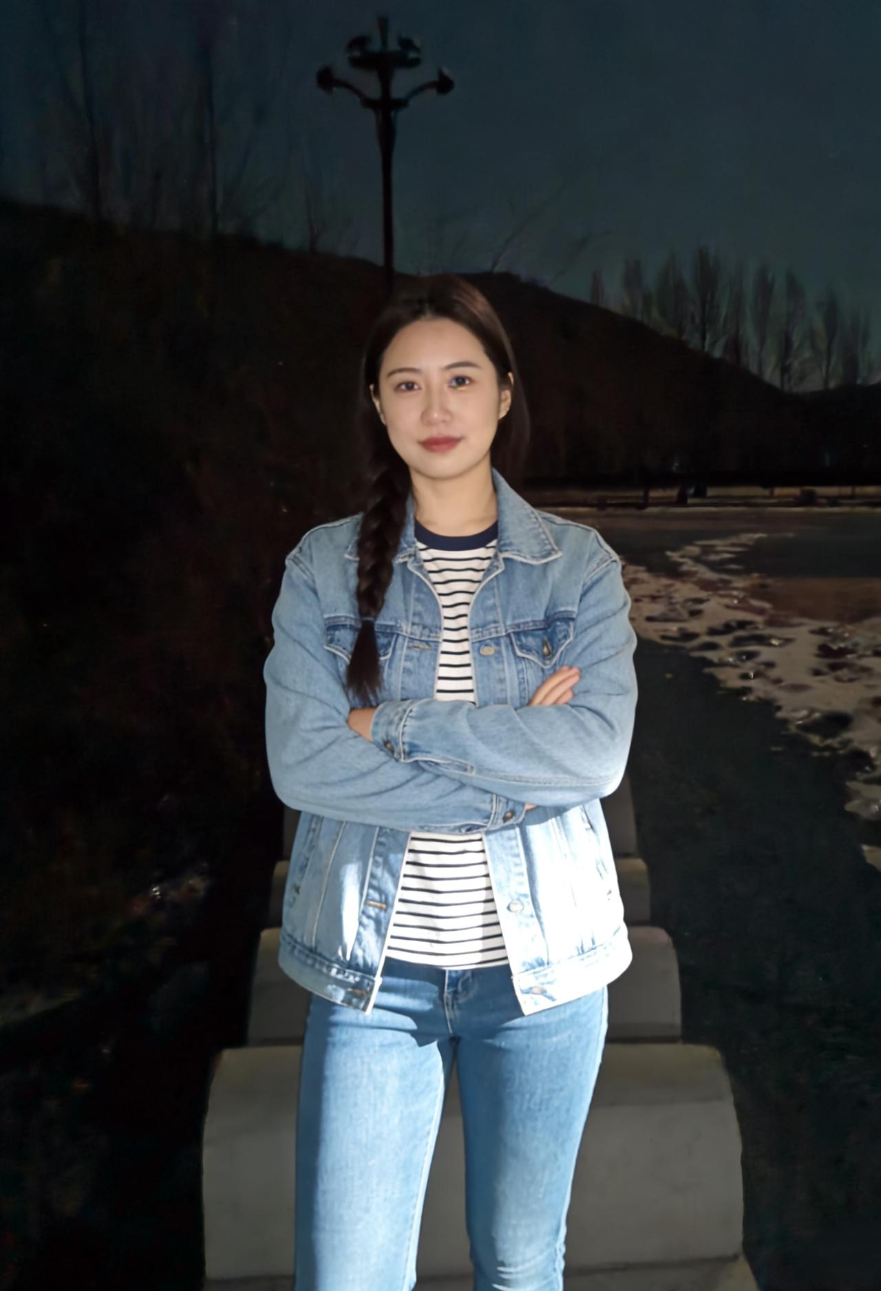 灯痕斜落石阶凉，衣袂轻沾夜气长。
独立山光云影里，风携残雪过横塘。