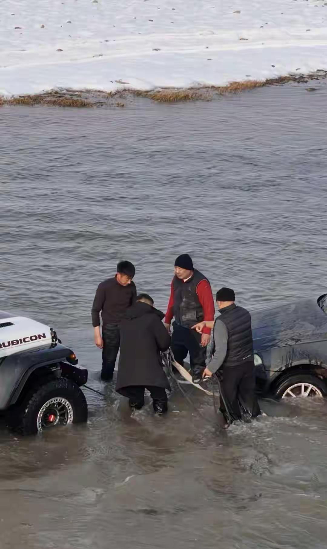 60岁的于东来，胖东来的老板
真没想到，他一点没有架子，
亲自救助迷弟掉进河滩的