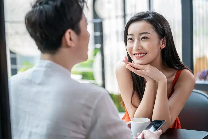 很多女性在职场中，容易被自己的异性上司吸引，他们看着能力出众、身价丰厚，确实像是