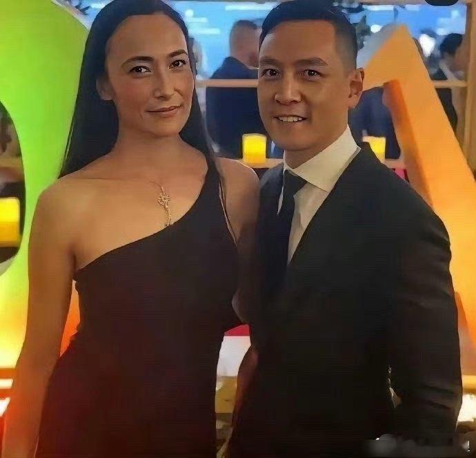 原来吴彦祖的老婆是长这个样子的。 