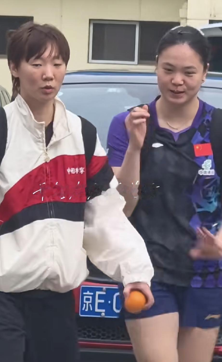 王曼昱今日体总上下训路透。早上和白思文一起上训。中午吃完饭后下训，曼昱手里拿个小