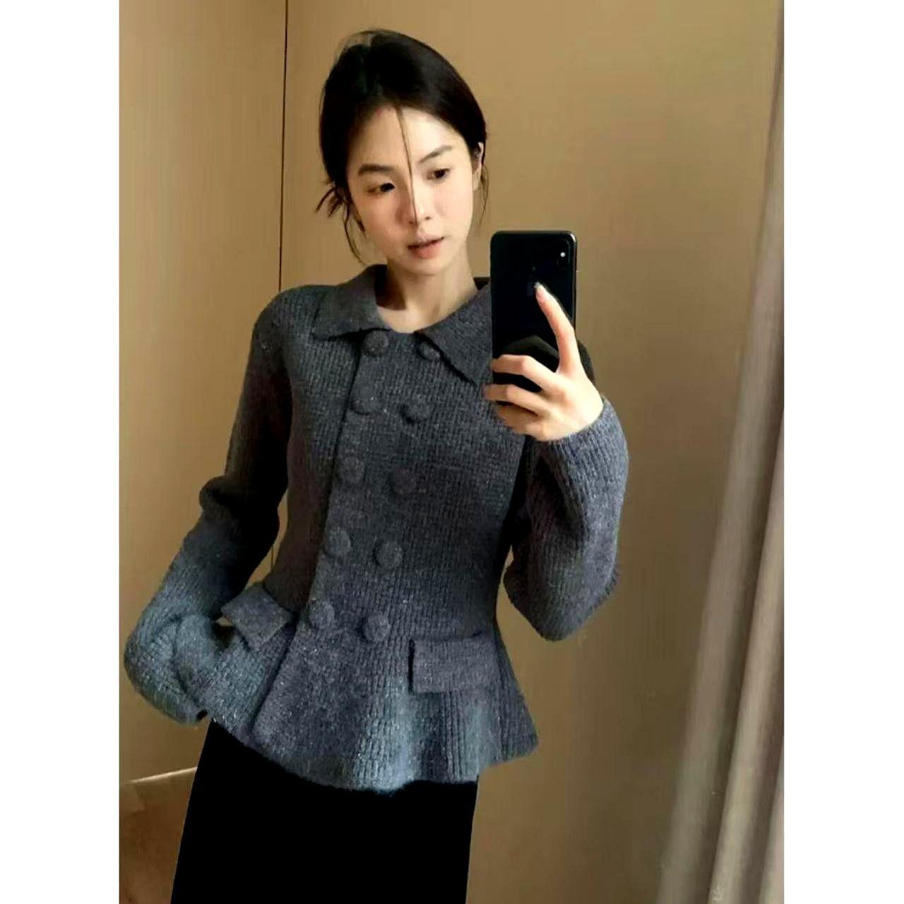 20年前的毛衣，今年又卖断货
 
翻出衣柜最底下那件收腰毛线衣，下摆塞进直筒牛仔