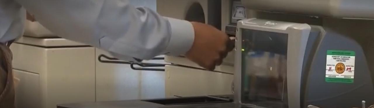 暴雪席卷美国多地，纽约的哈德逊河结起厚冰，街头积雪堆积成山，黄色出租车在泥泞中艰