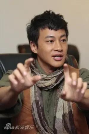 年轻时候的何润东素颜也比逐玉里那个粉底液将军美帅多了，为了战将角色，不惜扮相勇猛