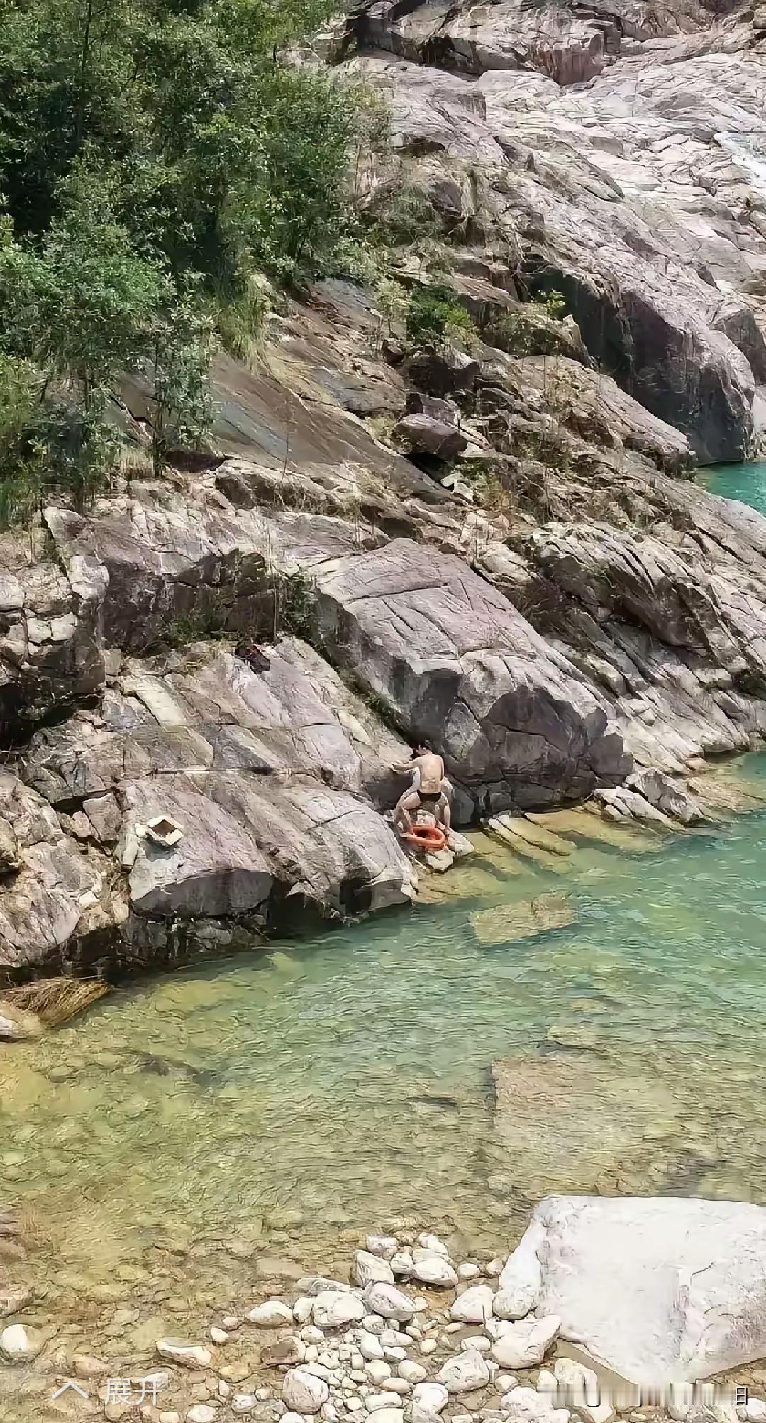 从小的时候，一到夏天，我们三五成群小伙伴们就泡在小河里游泳、打闹、嬉戏。
现在有