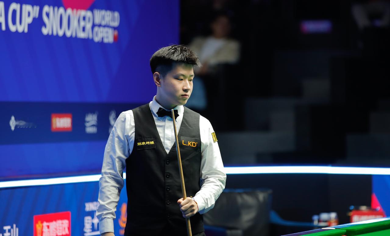 2026玉山世界公开赛，赵心童以5-4险胜龙泽煌，晋级32强。赵心童在赛后采访中