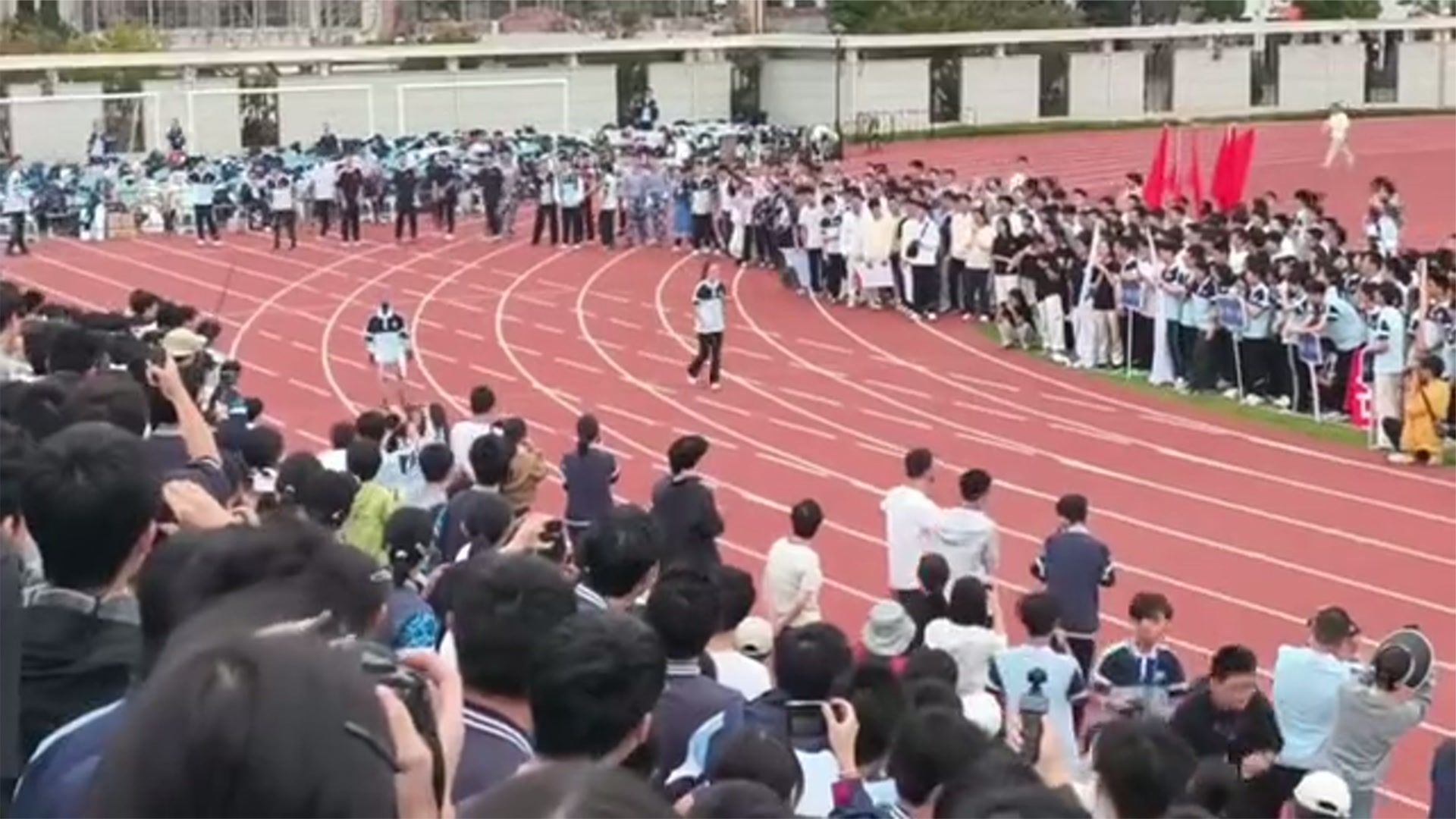 亚运夺金之后，陈妤颉回到母校参加校运会，同学们沸腾了 #短跑