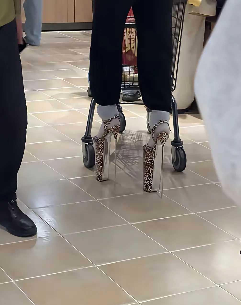唉呀妈呀，逛超市见这女人好奇怪，居然穿着细高跟鞋去购物，也不知她走路稳不稳，万一