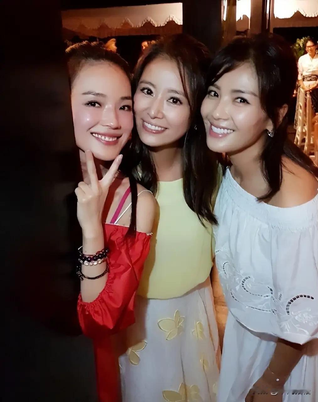 很现实的一段话：“别谈什么清高，女人为了钱，能把衣服脱光；男人为了钱，能把腰弯进