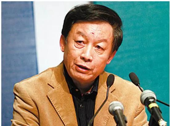 易中天有次参加节目非常生气，有人问：“易老师，你觉得知识分子是不是应该带头过苦日