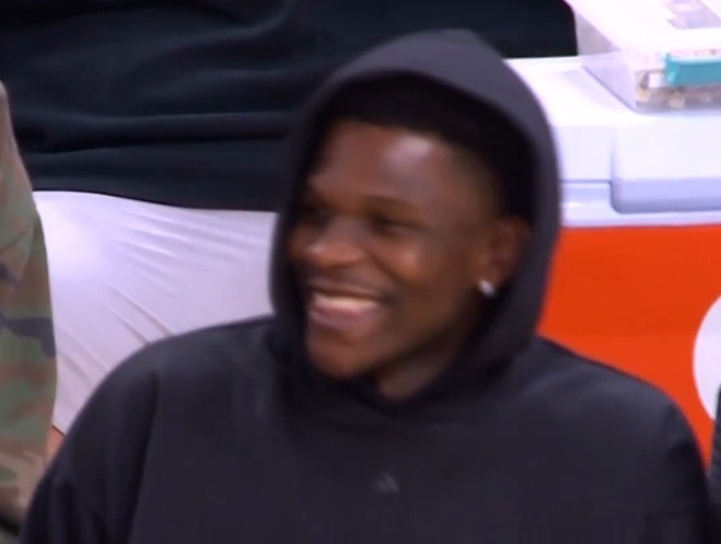 华子，真是纯来看球来了，库里点飞迪文，又点飞戈贝尔，轰进3分，华子乐开了花森林狼