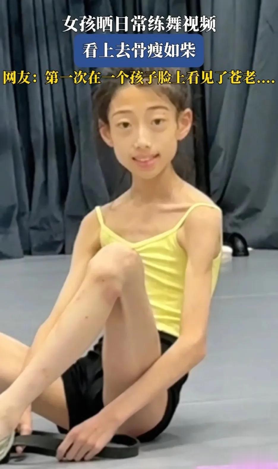 有点恐怖，本以为是人形玩偶，却没想到是一个孩子。
在陕西的一小女孩，晒出了自己日