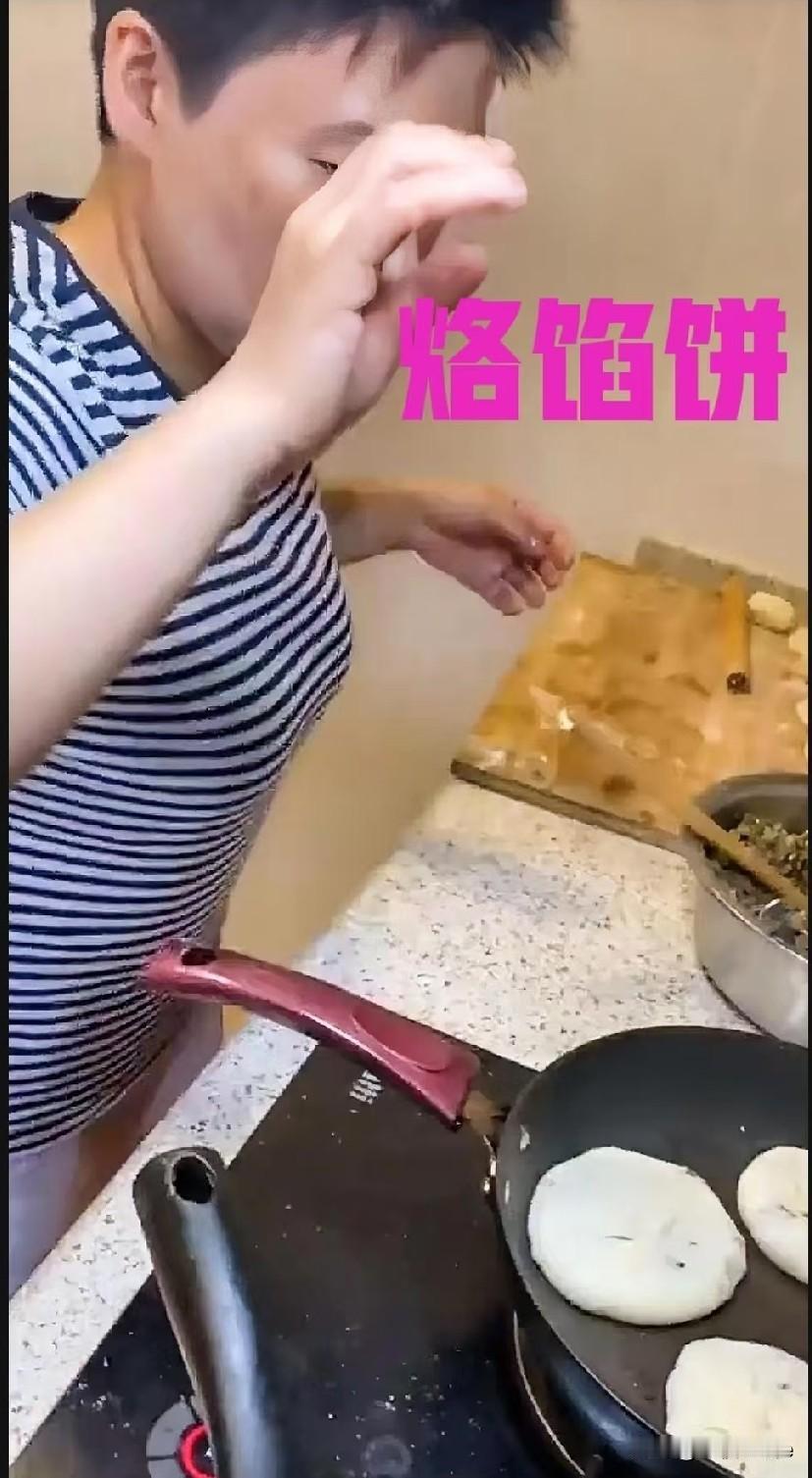 这是邓亚萍的厨房，原来也有很多油渍，灶台、切菜板上满是油污。

尤其在燃气灶上，