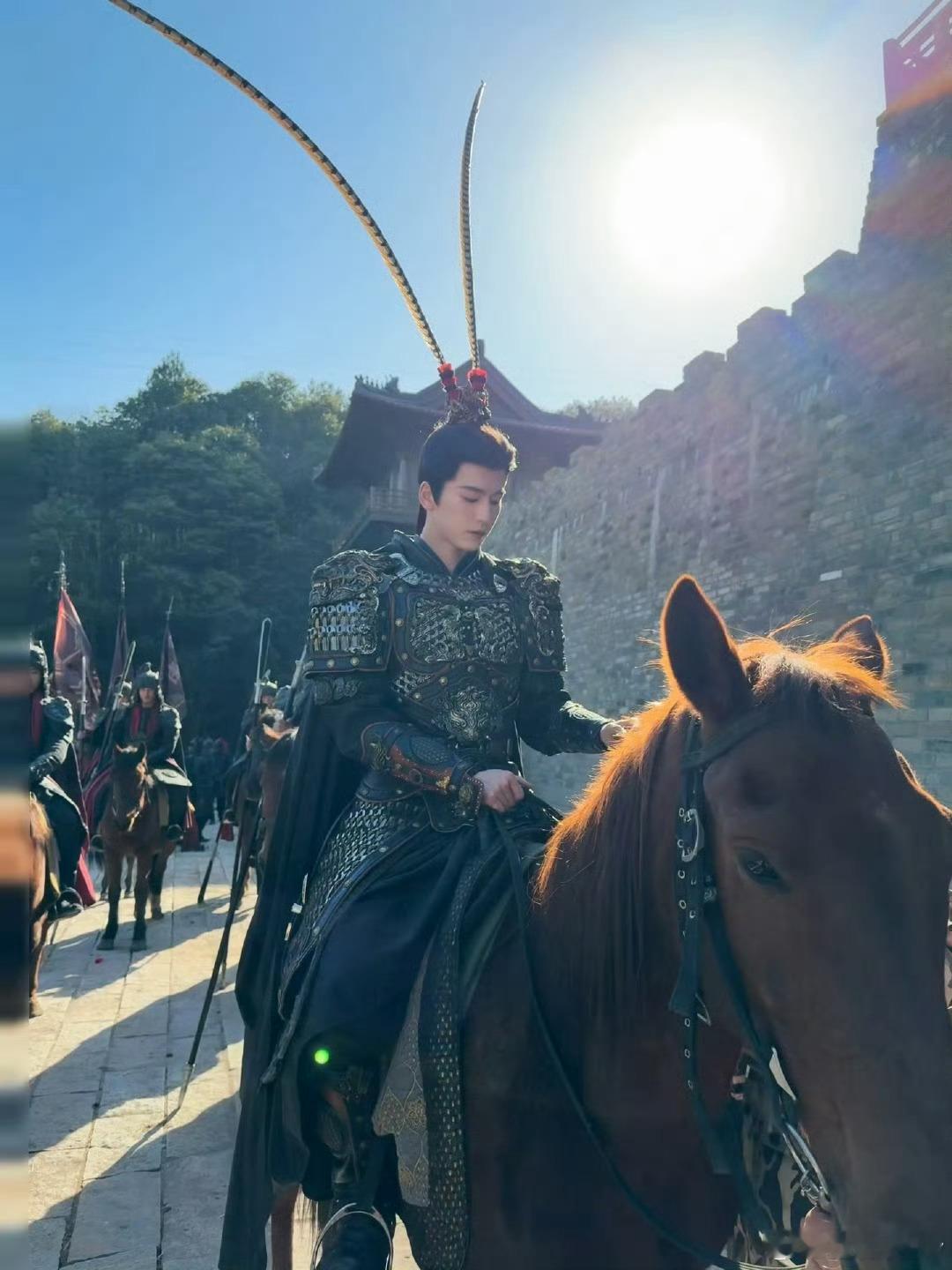 张凌赫谢征骑马live图张凌赫晒谢征骑马live图切大号，霸气武安侯回归 