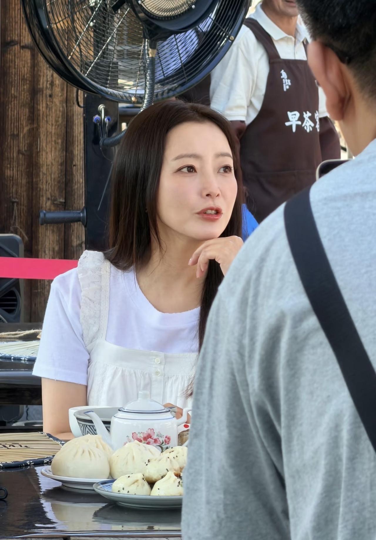 7月31日，有网友在乌镇偶遇金喜善，49岁的她，还是那么漂亮。

早茶客的金喜善
