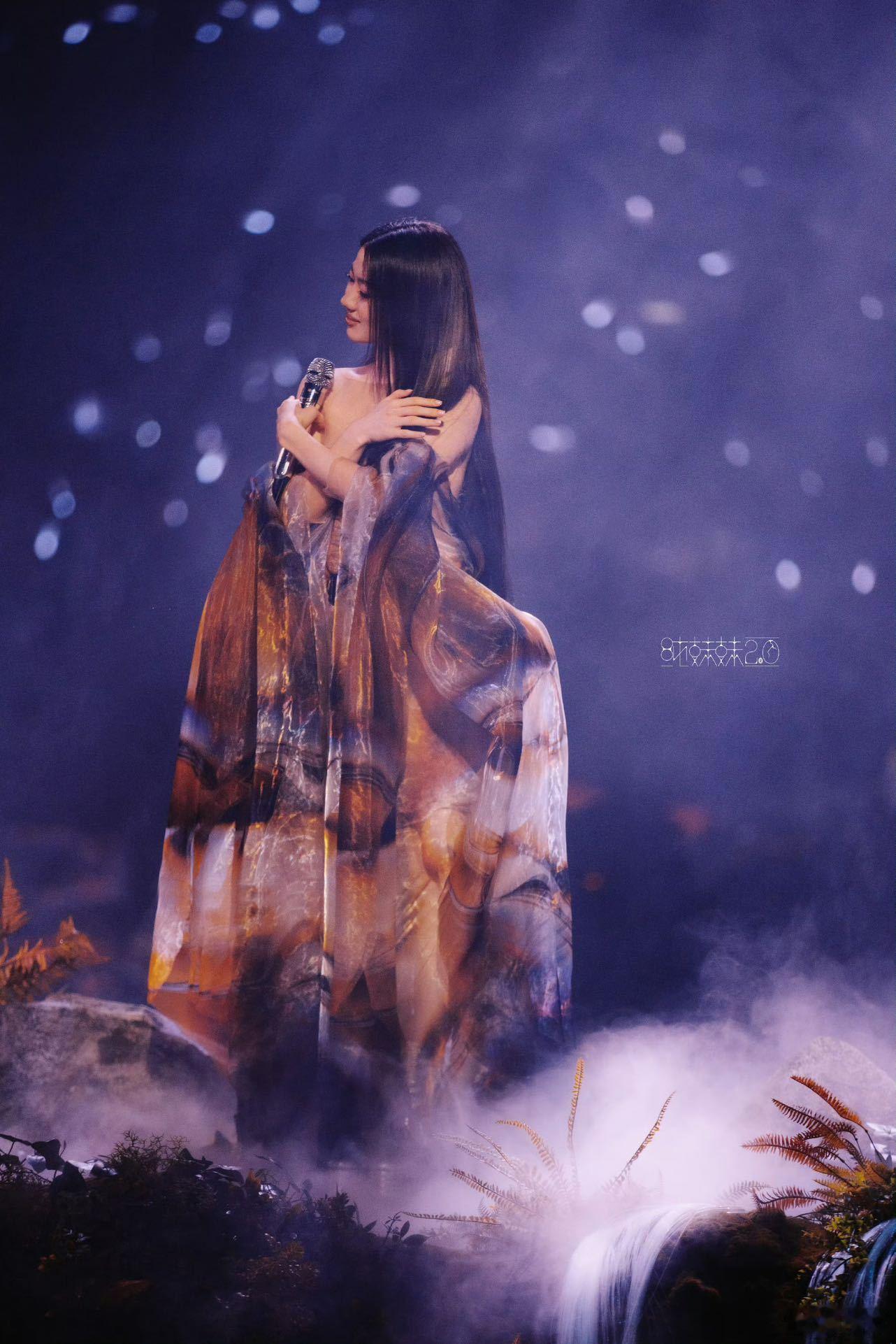 单依纯演唱会唱完君响起掌声 蹲了好久的2.0巡演终于听到现场版《君》了！单依纯的