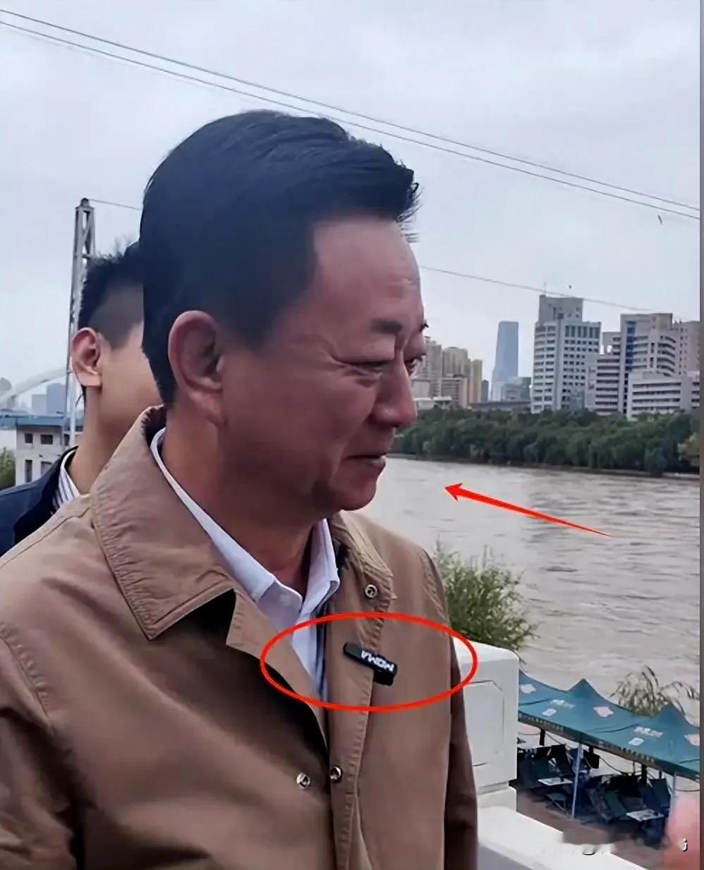 60岁的朱军现身兰州，满脸横肉眼睛肿大，陪维娜打卡黄河被冷脸嫌弃 ​