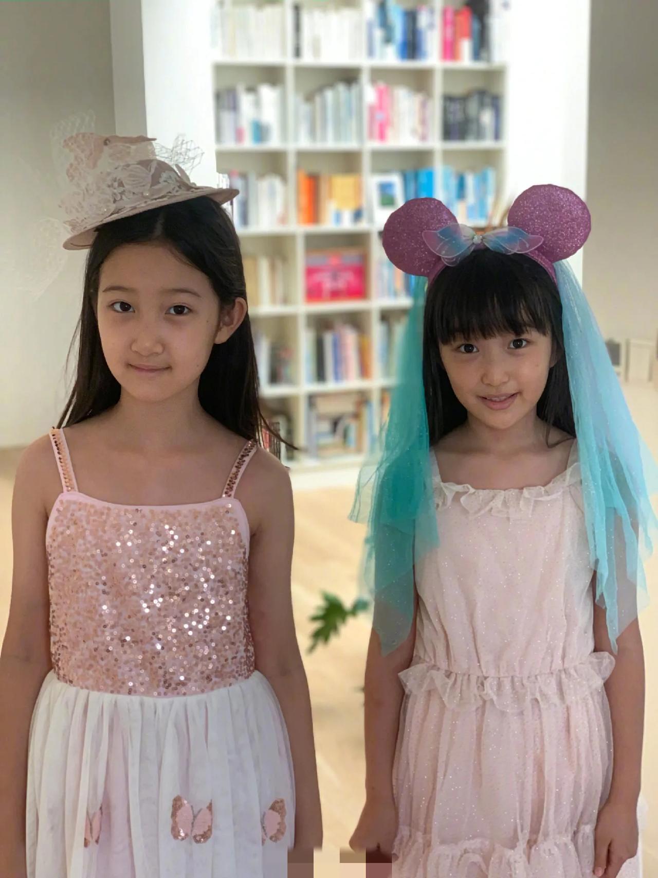 演员赵子琪晒女儿居家照，两个女儿和妈妈越来越像了。尤其是大大的眼睛，和赵子琪像极