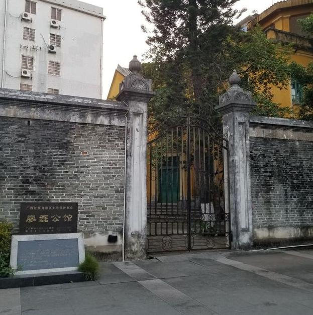 广西陆川县最近惹众怒了！

一个当年把枪口对准老百姓、大肆屠杀革命前辈的人，老家