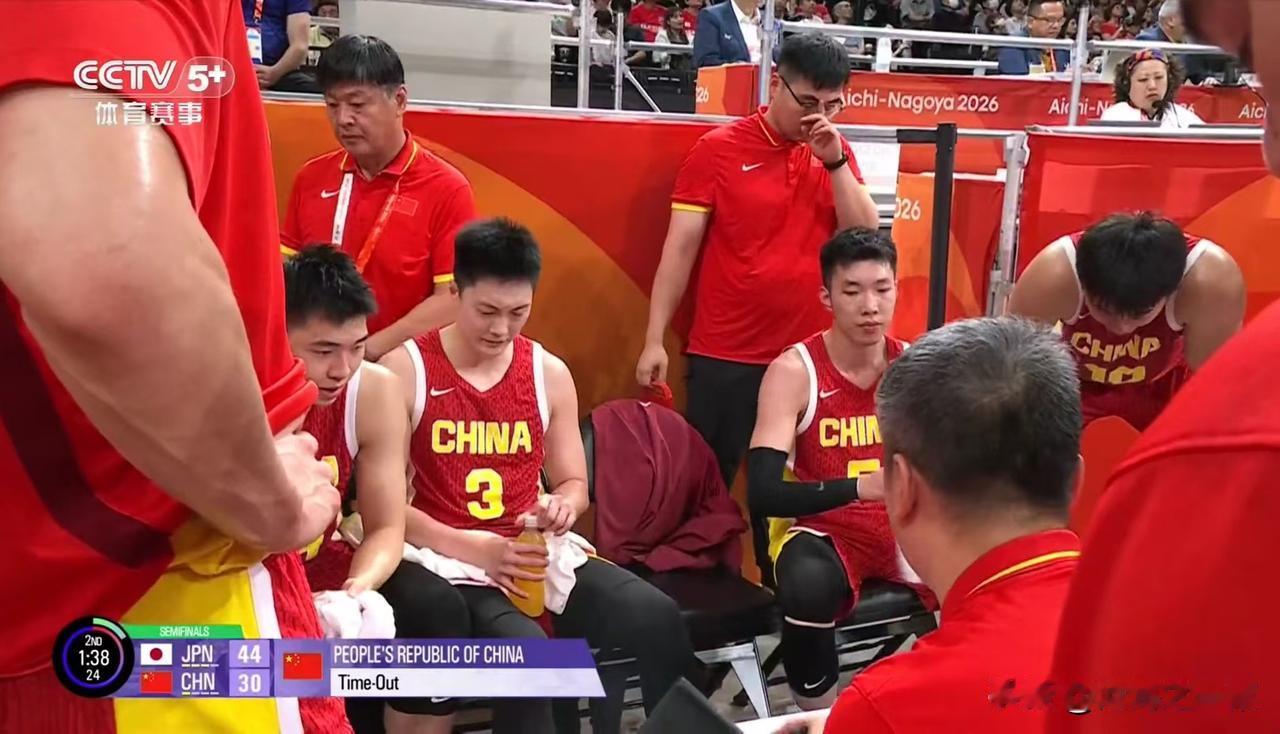 中国男篮上半场比赛能让人看的气死了，进攻存在停滞是非常正常的现象，谁也不敢保证每